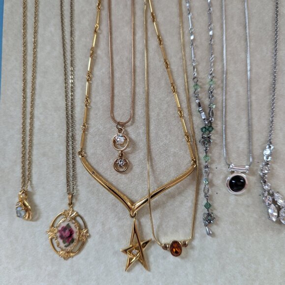 Lot of 12 Fashion Necklaces New to Like New Dainty/Small/Medium Mix - Picture 4 of 8